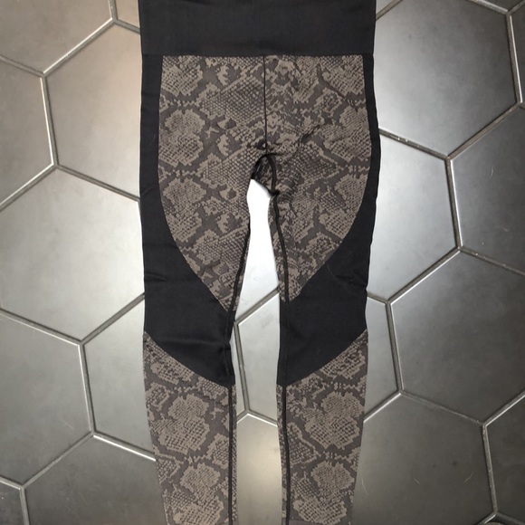 Workout top and pants - Picture 3 of 3